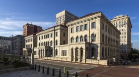 The Court of Federal Appeals (Lewis F. Powell Courthouse) and the skyline of Richmond, Virginia, in the early morning from the foot of the Virginia Capitol grounds, Richmond, Virginia, USA. Acroterion, CC BY-SA 4.0 <https://creativecommons.org/licenses/by-sa/4.0>, via Wikimedia Commons